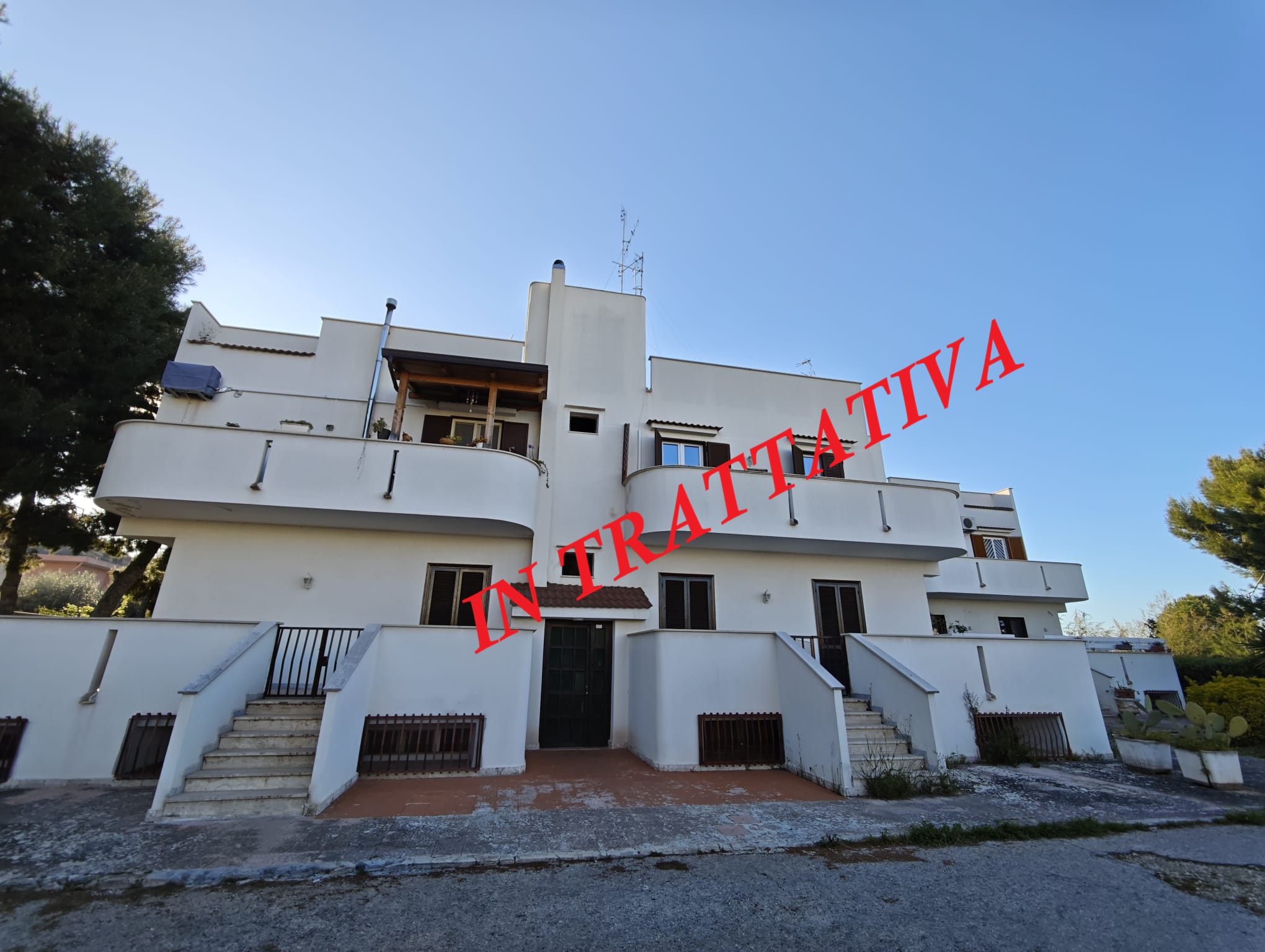 Delizioso Trivani Ristrutturato con Vista Mare e Giardino Privato